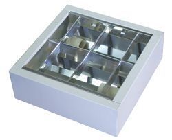 Plafon quadrado com aletas para fluorescente compacta